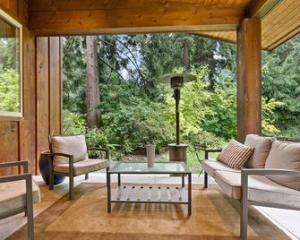 Bellingham Modern Lodge-4bd 4 bath hot tub barrel sauna- perfect adventure house - Bellingham - Living room