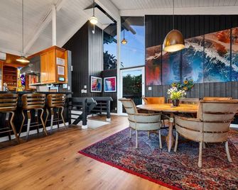 'Best Jet Liner Views' in LA on 'Staycation' show Dogs Ok - Los Angeles - Dining room