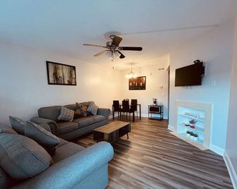 Smoky mountain getaway! Downtown of Pigeon Forge - Pigeon Forge - Living room