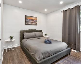 Family Bungalow in South Burlington close to lake, Bronte/Appleby Go/W 3 Parking - Burlington - Bedroom