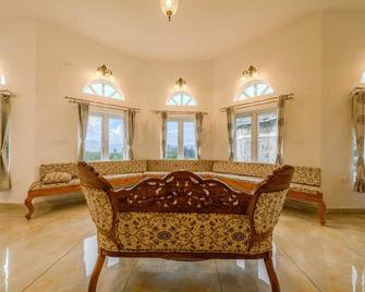 Emerald Stays Ooty By Voye Homes , Italian Luxury Near Ooty Emerald Lake - Ooty - Living room