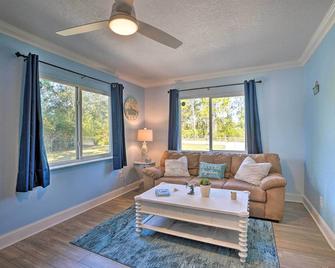 Relaxing Punta Gorda Getaway with Fire Pit! - Punta Gorda - Living room