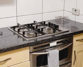 Gatwick Rooms-Travel Service-Airport Parking - Ifield - Keuken