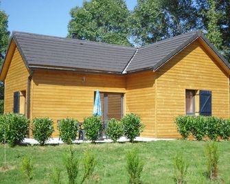 Comfortable Wooden Chalet Gite With Private Spa In Mauriac Near Salers - Mauriac - Edificio