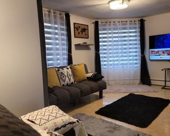 Charming&comfy apt, close to hwy, wifi, netflix - Edmundston - Living room