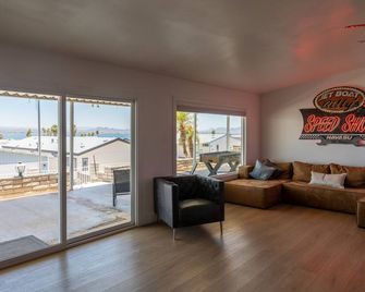 Jet Boat Billy's Speed Shop - Lake Havasu - Needles - Living room