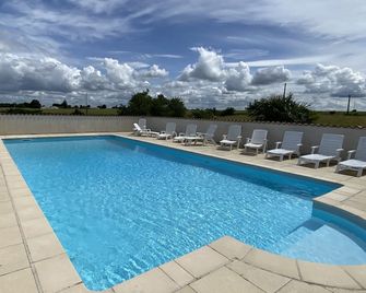 Lovingly Restored Farmhouse With Large Private Pool Set in 5 Acres near Saintes - Saintes - Piscina