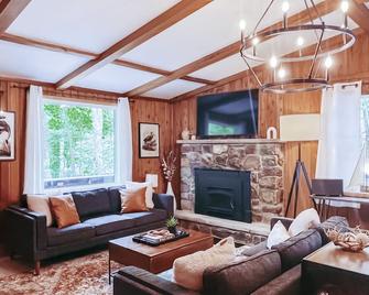 Stylish and Cozy Cabin, Walking Distance to Big Bass Lake - Gouldsboro - Living room