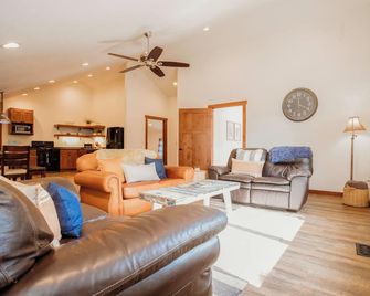 House on the Hill – Your Perfect Getaway in Hill City, South Dakota - Hill City - Wohnzimmer