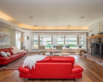 Ocean Bay View Luxury Guesthouse - Musquodoboit Harbour - Living room