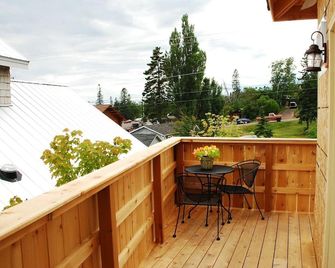 The Lighthouse. unique lodging overlooking the harbor. Sauna special! - Grand Marais - Balcony