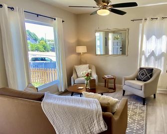 Charming Cottage - Conveniently located to Cal Poly and Downtown SLO - San Luis Obispo - Living room