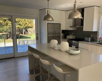 Lovely and secluded family home, close walking distance to town and beaches. - Amagansett - Küche