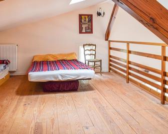 3 Bedroom Gorgeous Home In Gondrin - Gondrin - Habitación