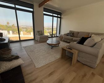 Modern Stellenberg Retreat w Pool & Mountain Views - Welgemoed - Living room