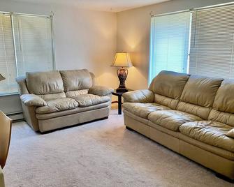 Unbeatable Rate During Prime Time at the Ocean - Narragansett - Wohnzimmer