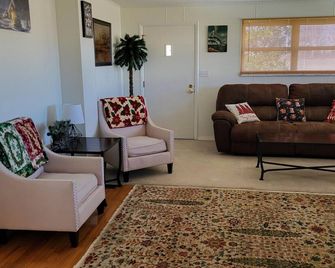 Nice Home Located Near The Smokie Mountains and The Dragon - Maryville - Living room