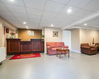 Econo Lodge Inn & Suites - Tilton - Lobby