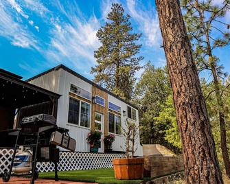 Modern Tiny House in the Woods w/Hot Tub - Shady Cove - Edificio