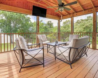Private and Picturesque Escape on Lake Henry! - Lake Placid - Balcony