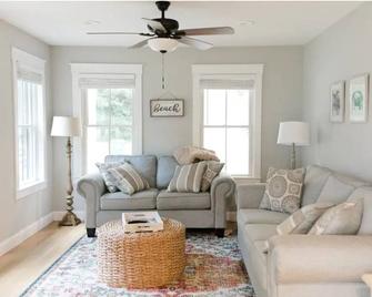 Coastal Farmhouse Getaway! - White Stone - Sala de estar