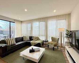 Aalto Retreat 2 - Chic Modern Close to Everything - Rosebud - Living room