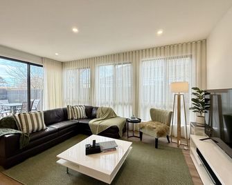 Aalto Retreat 2 - Chic Modern Close to Everything - روزبد - غرفة معيشة