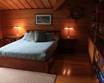 Perfect Location! Cozy And Quiet Log Cabin; Walking Distance To Ski Lifts!! - Girdwood - Bedroom