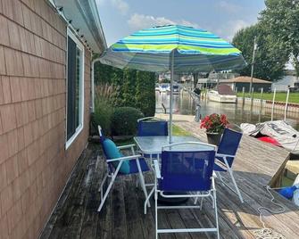 Small Studio House on the Water on Private Street - Chesterfield - Patio