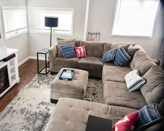Open Floor Plan - One Block To Ocean, One Block To Bay - Long Beach - Sala de estar