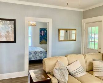 The Bungalow - Charming 3-bedroom house close to everything in Florence - Florence - Living room