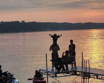 Family Shoreline Hideaway - Ortonville