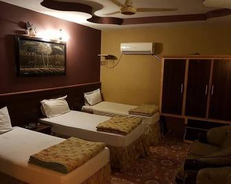 Al karim Hotel - Nawābshāh - Bedroom