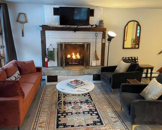 Classic Alpine Vermont Chalet - Winhall - Salon