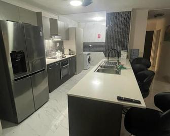 Spacious +7 Guest Beachfront Unit - Main Beach - Kitchen