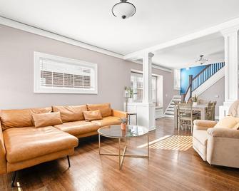 Adorable Broad Ripple Duplex! - Indianápolis - Sala de estar