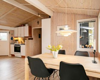 Cozy Holiday Home in Sæby near Beach - Sæby - Essbereich