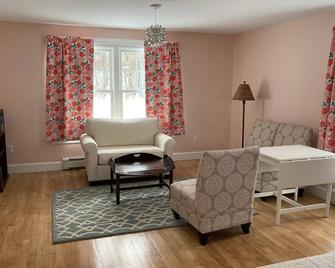 Beautiful 3 bed, 3.5 bath on 6 acres - Woodstock - Living room