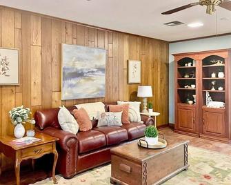 Lovely Metairie 1600sft Loft 10 mnts to Hospitals - Metairie - Living room
