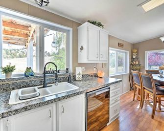 John Day Lakehouse w/ a Great Outdoor Space! - John Day - Kitchen