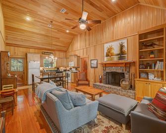 3BR Chachalaca Retreat on Sapelo w/ firepit, screened-in porch, & beach supplies - Sapelo Island - Living room