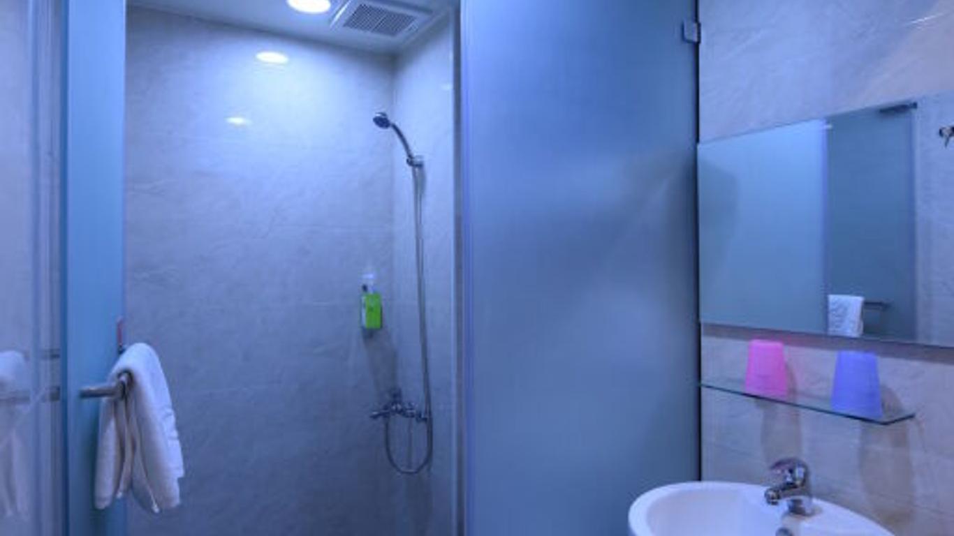 Hotel 99