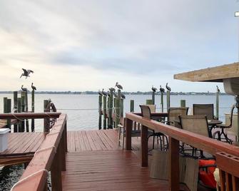 Beautiful Pet Friendly Island Waterfront Apartment, 100Ft Fishing Dock and Tiki. - Palmetto - Balcony