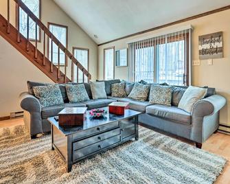 Walk to Locust Lake Poconos Vacation Home! - Pocono Pines - Living room