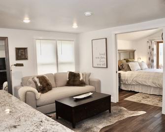 Adorable Bungalow w/ Private Patio Mins away from Downtown Rapid City - Rapid City - Living room