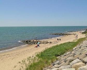 2 Bedroom, 2 Bath, 1100 sqft, sun porch, eat in kitchen, Washer/Dryer, Gas Grill - Dennis - Beach