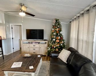 'Fall in Love' Retreat less than 10 minutes from Lake Texoma and Choctaw Casino - Mead - Sala de estar