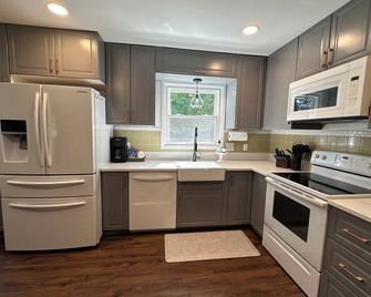Charming 3-bedroom Country Cottage in Beautiful Brownsburg, IN! - Brownsburg - Kitchen