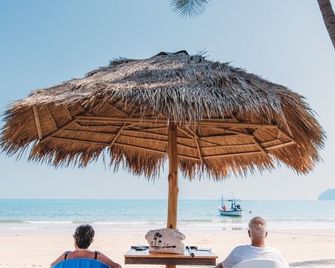 Dolphin Bay Beach Resort - Sam Roi Yot - Παραλία