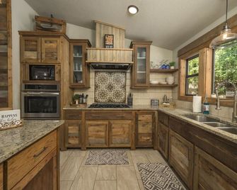 Wine Time 5 Bedroom Shuffleboard Hot Tub Fire Pit Play Set - Broken Bow - Keuken